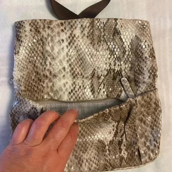 Faux alligator 🐊 leather stylish shoulder bag  chocolate-coffee colors - Picture 2 of 5